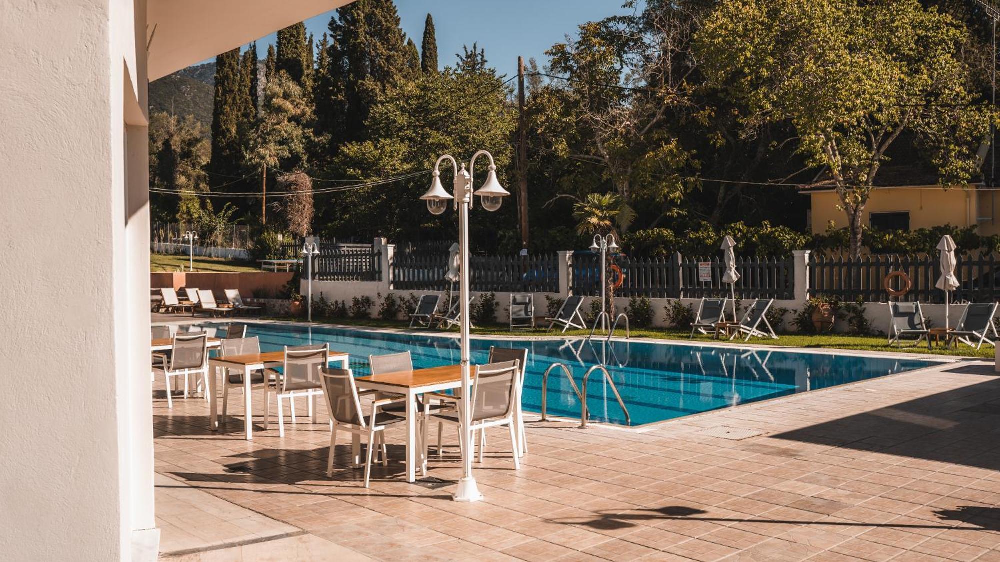Dominoes Corfu Aparthotel Ypsos Exteriör bild