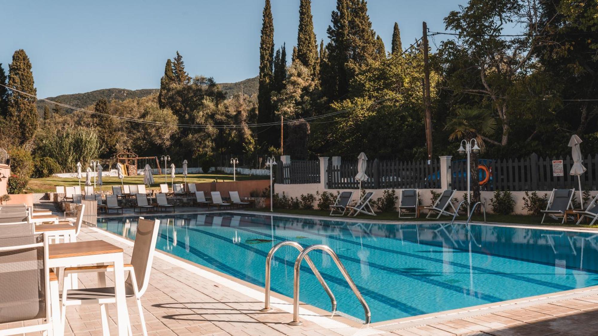Dominoes Corfu Aparthotel Ypsos Exteriör bild