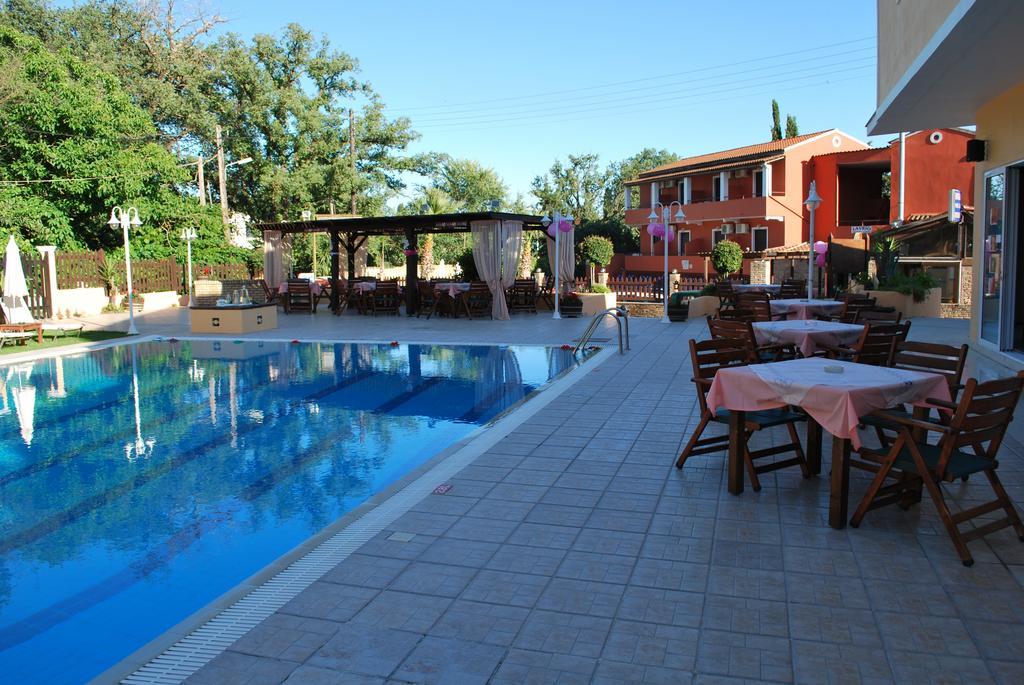 Dominoes Corfu Aparthotel Ypsos Exteriör bild