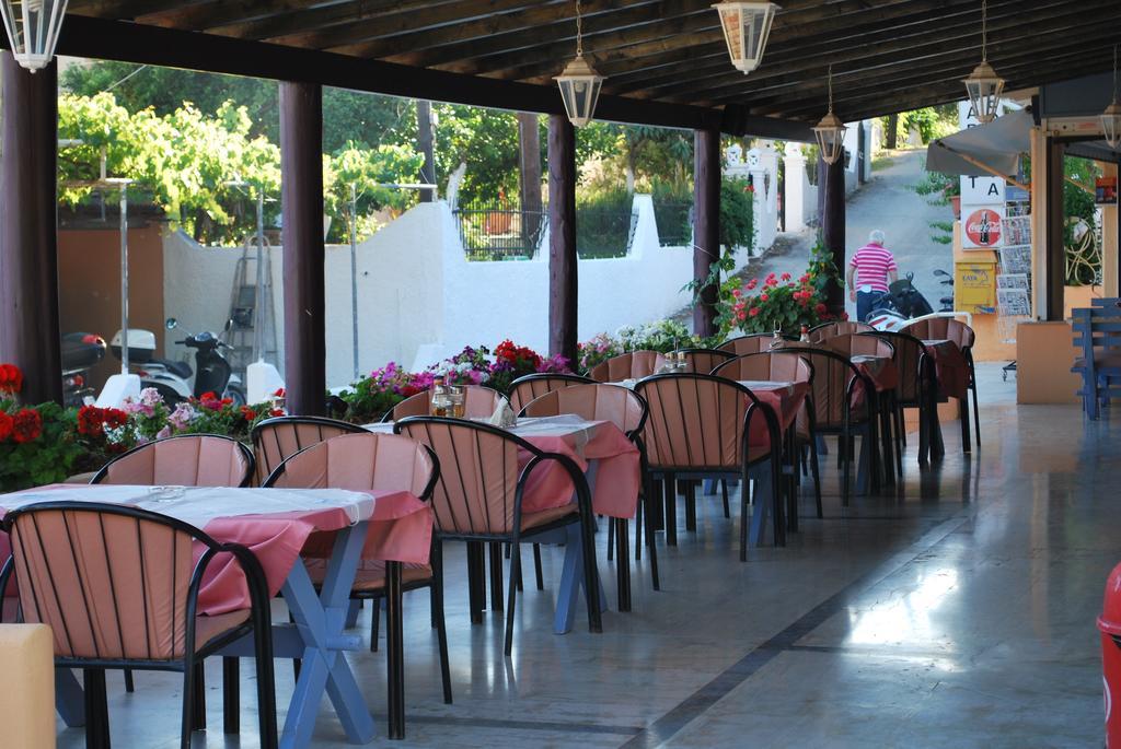 Dominoes Corfu Aparthotel Ypsos Exteriör bild